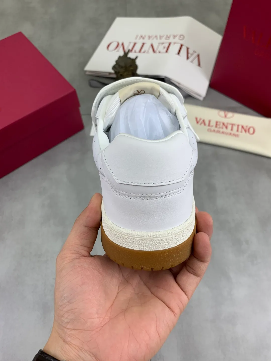 Men's men's shoes 💰P640 new style latest Valentino Valentino V family new casual young fashion trend sports shoes full of vitality, no age limit, very light and comfortable on the foot, packaging, original purchase and development, production, various color combinations are eye-catching, activate the charming sunny boy, the shoe design combines coolness with daily style, full of street feeling, multi-color options!   Fabric: original material splicing/first-layer cowhide Lining: imported cowhide/original logo sweat-absorbent and breathable foot pad Outsole: TPU foam lightweight material outsole Brand injection insole Code number: 38-46 Full set of packaging Color: 3️⃣ colors available